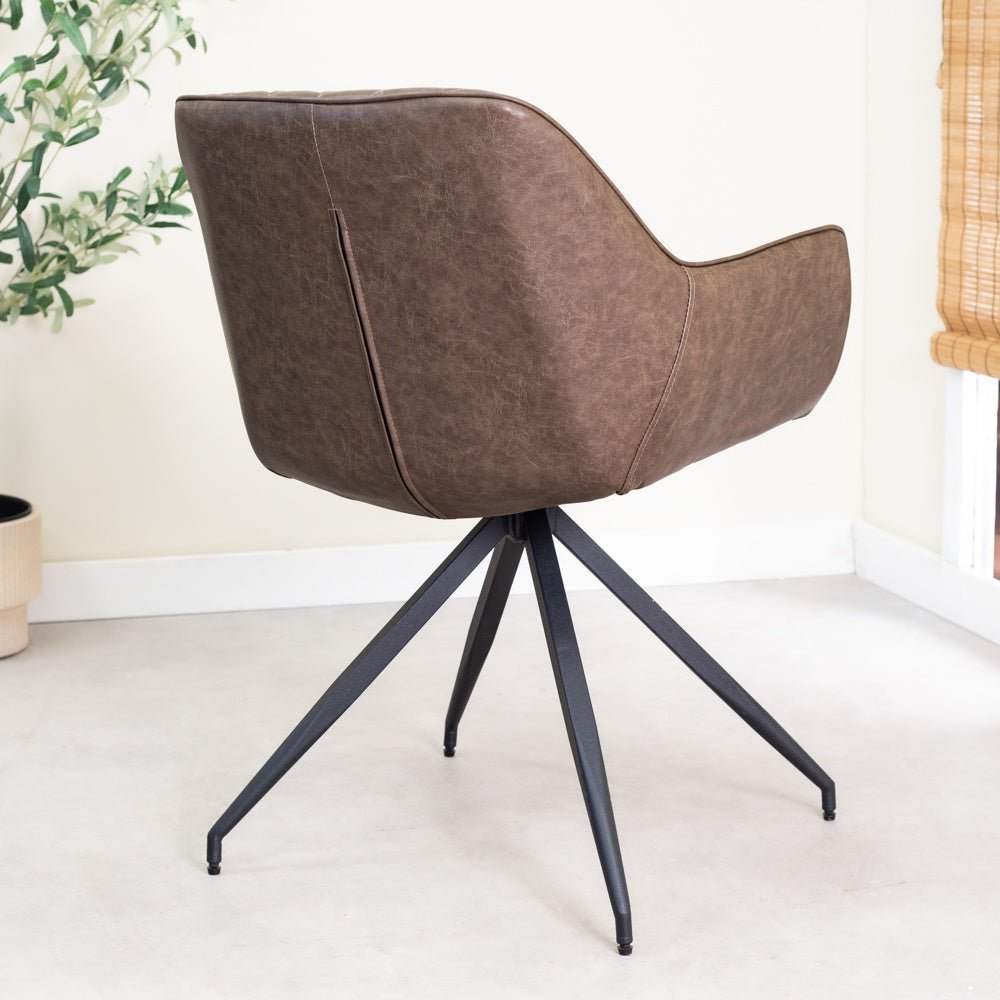Spisestuestol Gian Dimehouse Taupe LxBxH 73x65x50 Kunstlæder Atmosfærisk foto diagonalt set bagfra