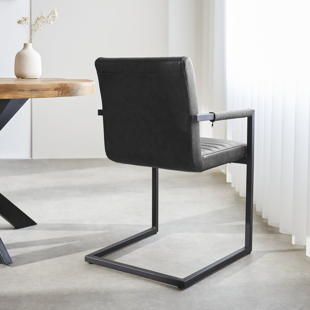Spisestuestol Kuba Dimehouse Antracit LxBxH 71x59x58 Kunstlæder Atmosfærisk foto diagonalt set bagfra