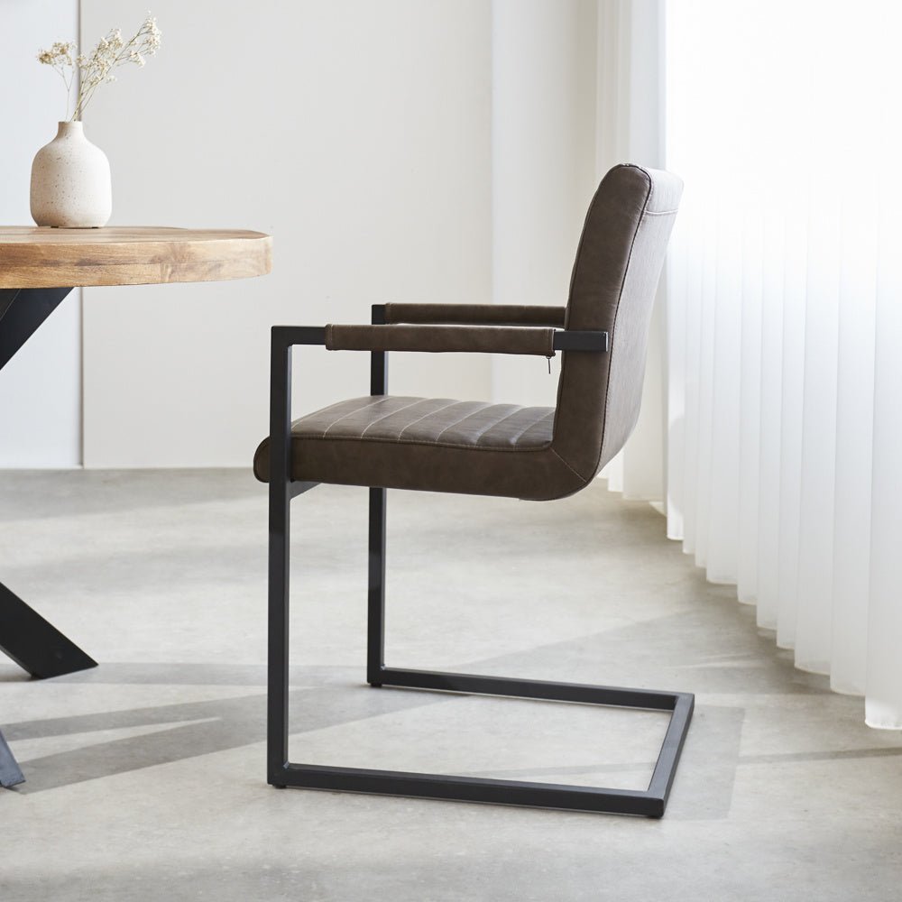 Spisestuestol Kuba Dimehouse Taupe LxBxH 71x59x58 Kunstlæder Atmosfærisk foto set fra siden