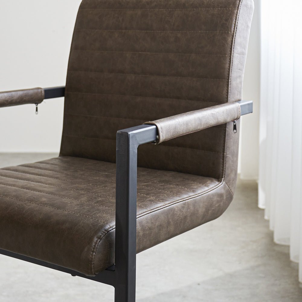 Spisestuestol Kuba Dimehouse Taupe LxBxH 71x59x58 Kunstlæder Atmosfærisk fotodetalje
