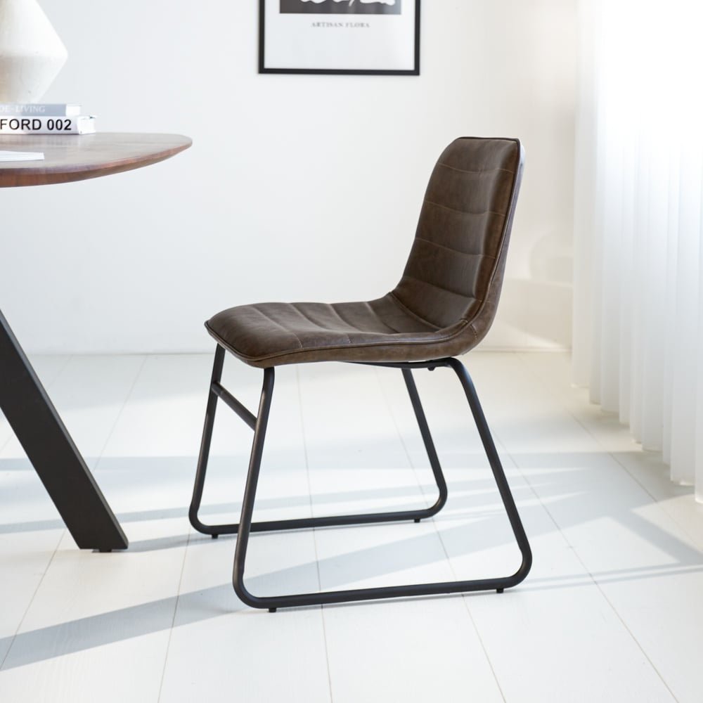 Spisestuestol Mark Dimehouse Taupe LxBxH 74x56x54 Kunstlæder Atmosfærisk foto set fra siden