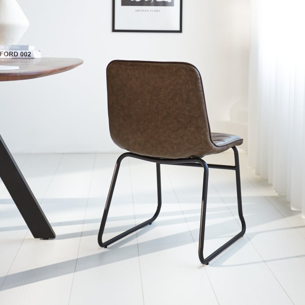 Spisestuestol Mark Dimehouse Taupe LxBxH 74x56x54 Kunstlæder Atmosfærisk foto diagonalt set bagfra