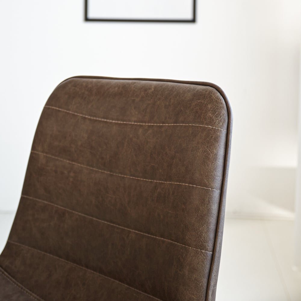 Spisestuestol Mark Dimehouse Taupe LxBxH 74x56x54 Kunstlæder Atmosfærisk fotodetalje