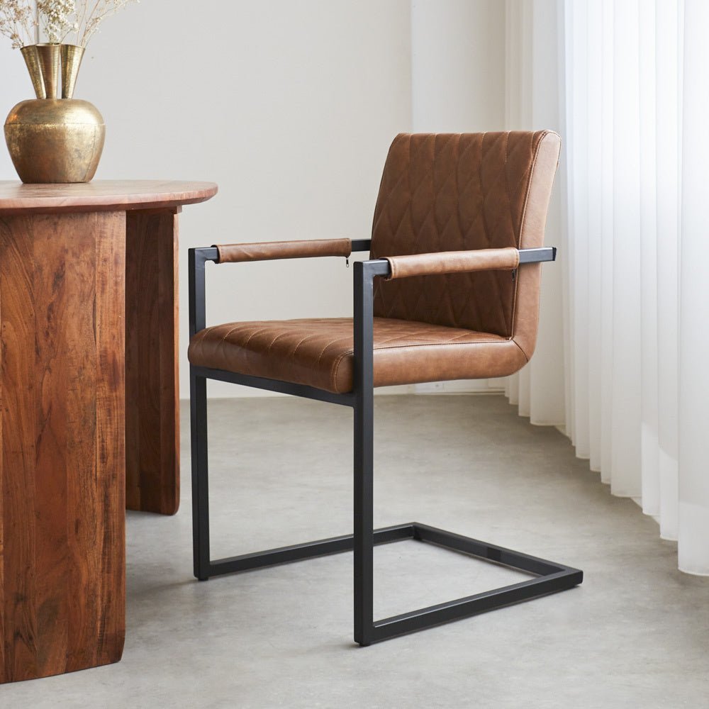 Spisestuestol Ruben Dimehouse Cognac LxBxH 71x59x58 Kunstlæder Atmosfærisk foto fra siden