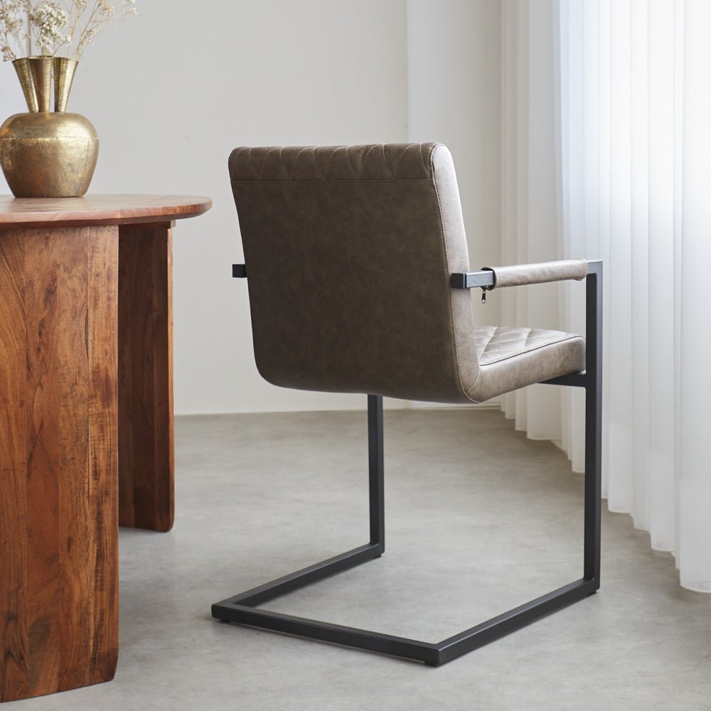 Spisestuestol Ruben Dimehouse Taupe LxBxH 71x59x58 Kunstlæder Atmosfærisk foto diagonalt set bagfra