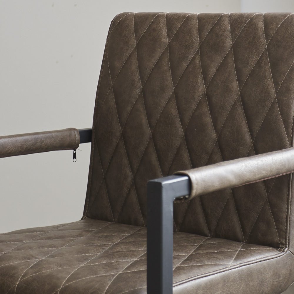 Spisestuestol Ruben Dimehouse Taupe LxBxH 71x59x58 Kunstlæder Atmosfærisk fotodetalje