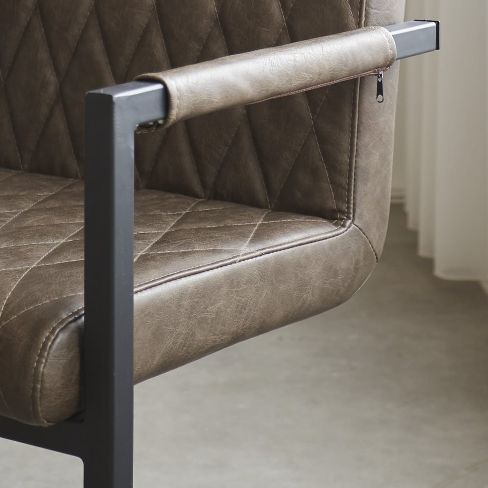 Spisestuestol Ruben Dimehouse Taupe LxBxH 71x59x58 Kunstlæder Atmosfærisk fotodetalje