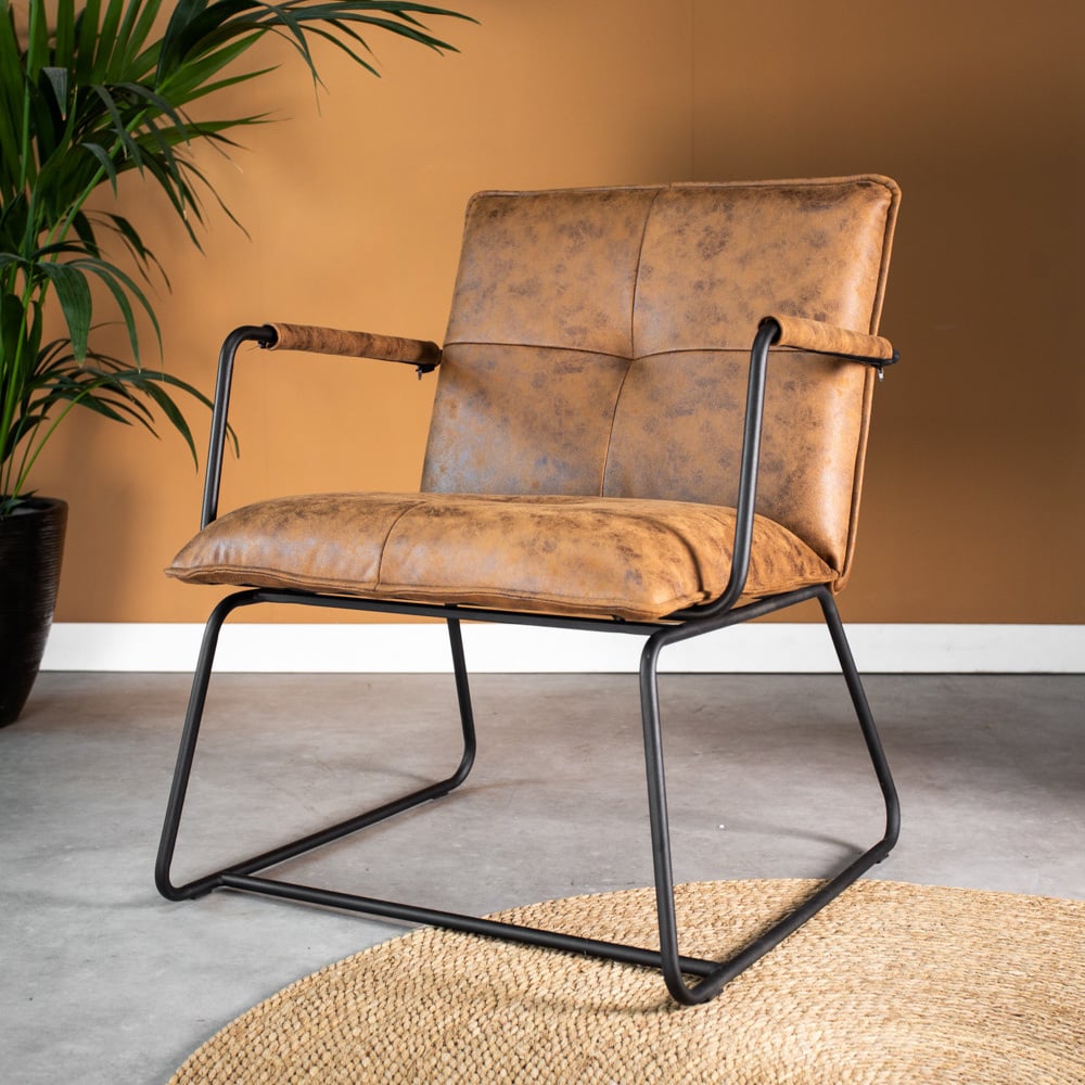 Hailey Ecoleather lænestol Dimehouse Cognac LxBxH 66x64x37 Øko-læder Atmosfærisk foto diagonalt set forfra