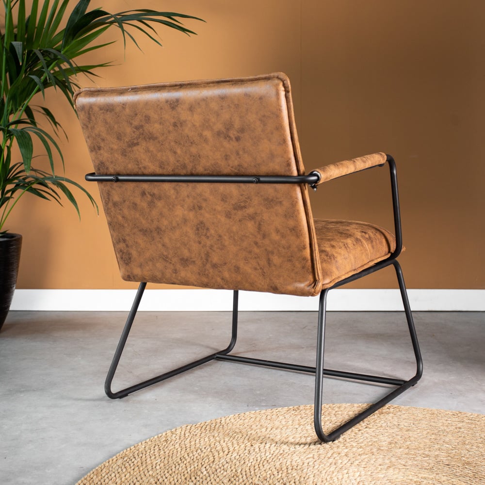 Hailey Ecoleather lænestol Dimehouse Cognac LxBxH 66x64x37 Øko-læder Atmosfærisk foto diagonalt set bagfra