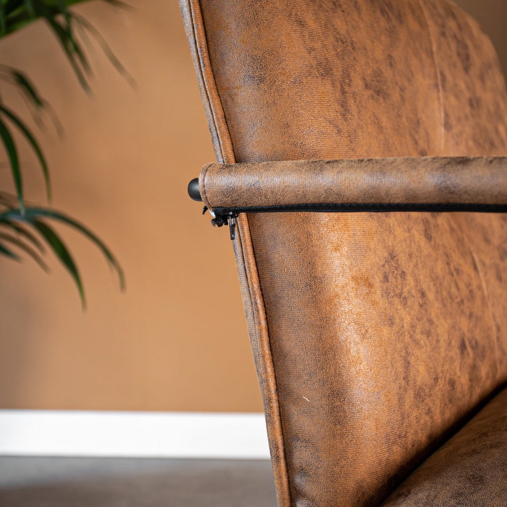 Hailey Ecoleather lænestol Dimehouse Cognac LxBxH 66x64x37 Øko-læder Atmosfærisk fotodetalje