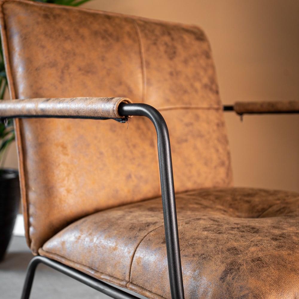 Hailey Ecoleather lænestol Dimehouse Cognac LxBxH 66x64x37 Øko-læder Atmosfærisk fotodetalje