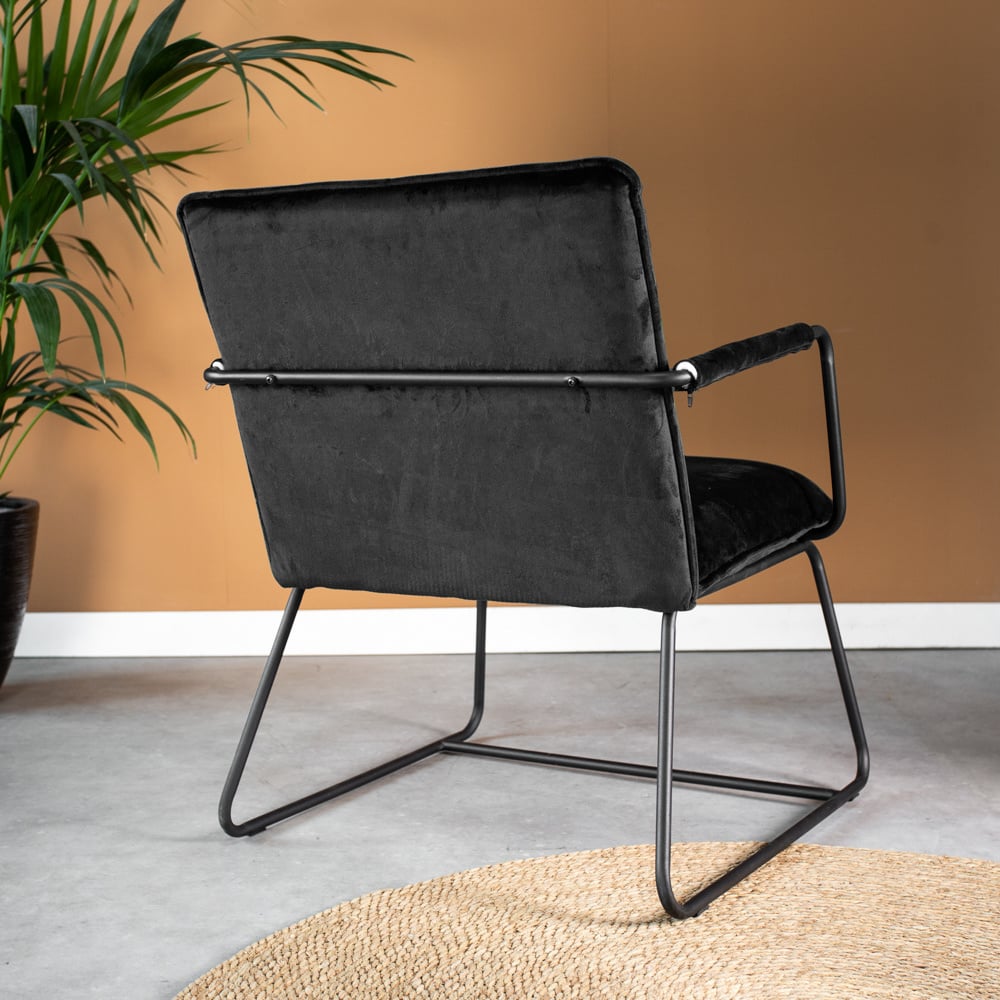 Hailey Velvet lænestol Dimehouse Mørkegrøn LxBxH 66x64x37 Velvet Atmosfærisk foto diagonalt set bagfra