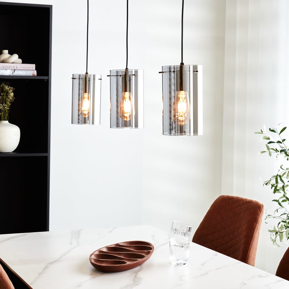 Hængelampe Hugo Dimehouse Antracit LxBxH 102x26x19 Glas Atmosfærisk foto diagonalt set forfra