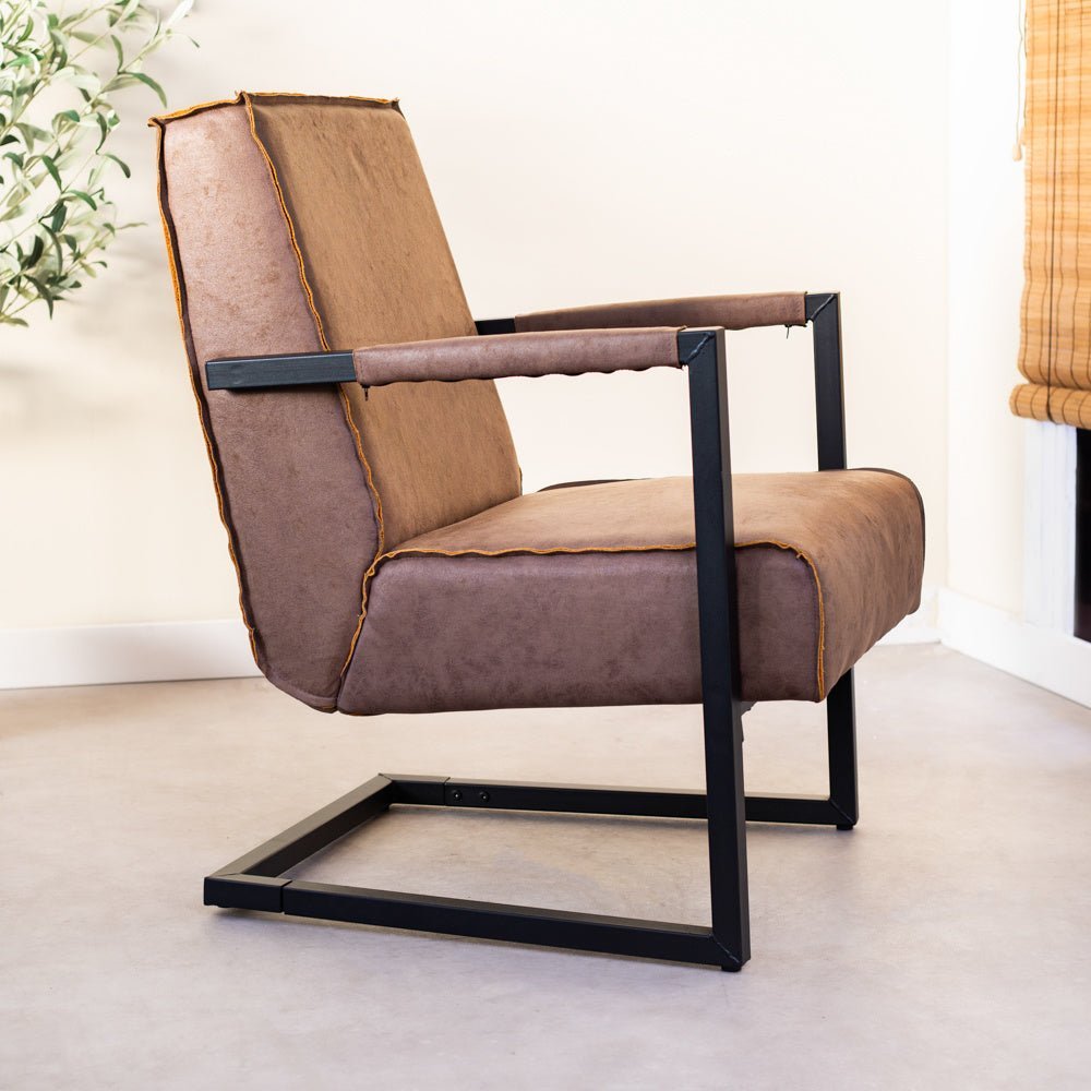 Lænestol Tiger Dimehouse Taupe LxBxH 69x58x49 Eco-læder Atmosfærisk foto set fra siden