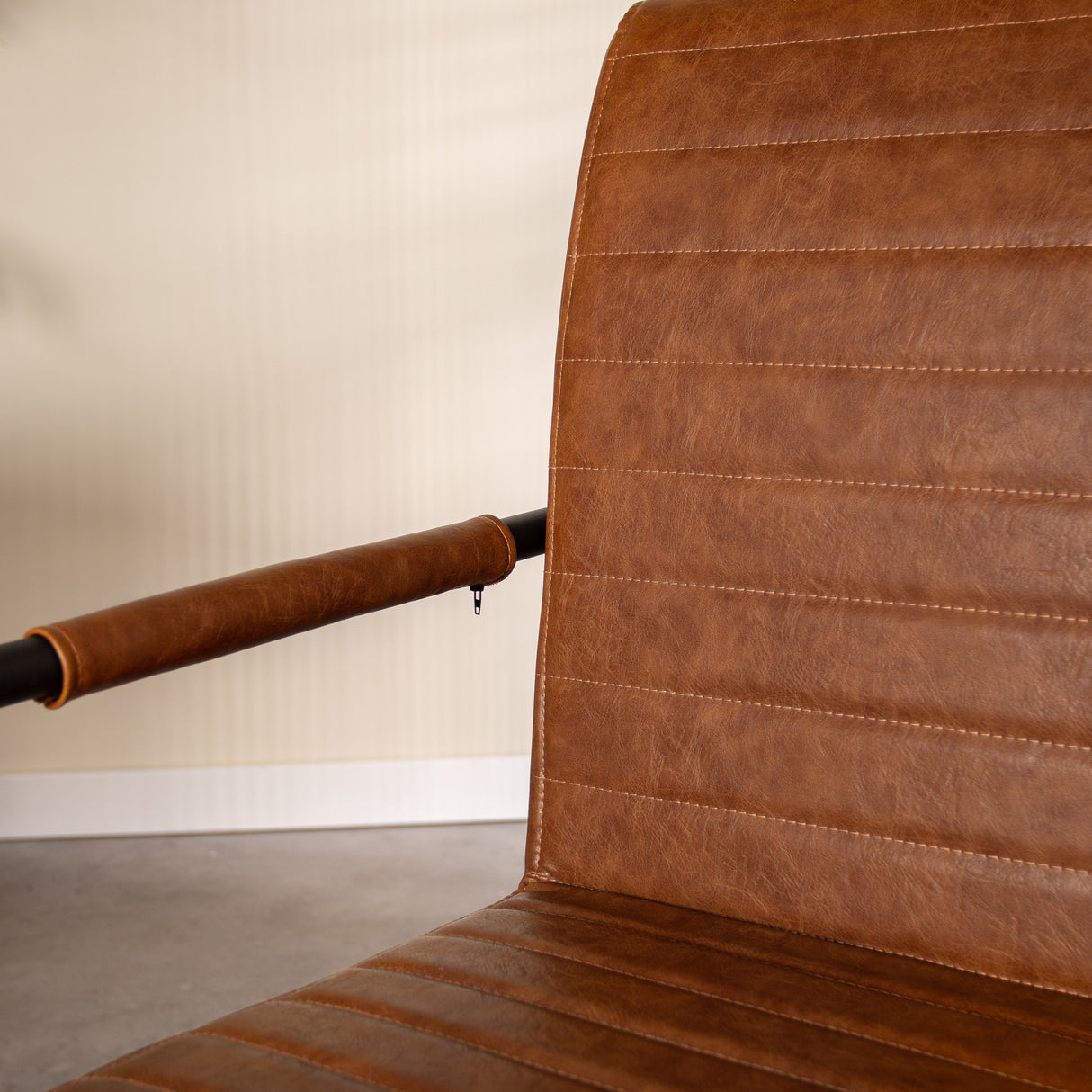 Spisestuestol BH Dimehouse Cognac LxBxH 73x59x58 Kunstlæder Atmosfærisk fotodetalje