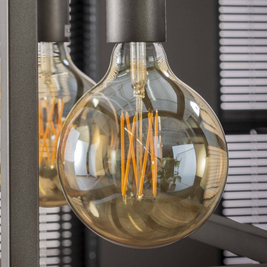 Lyskilde LED glødetråd Kugle Ø12,5 DH Interiør Ravfarvet glas LxBxH 18x13x13 Ravfarvet glas Atmosfærisk foto diagonalt set forfra