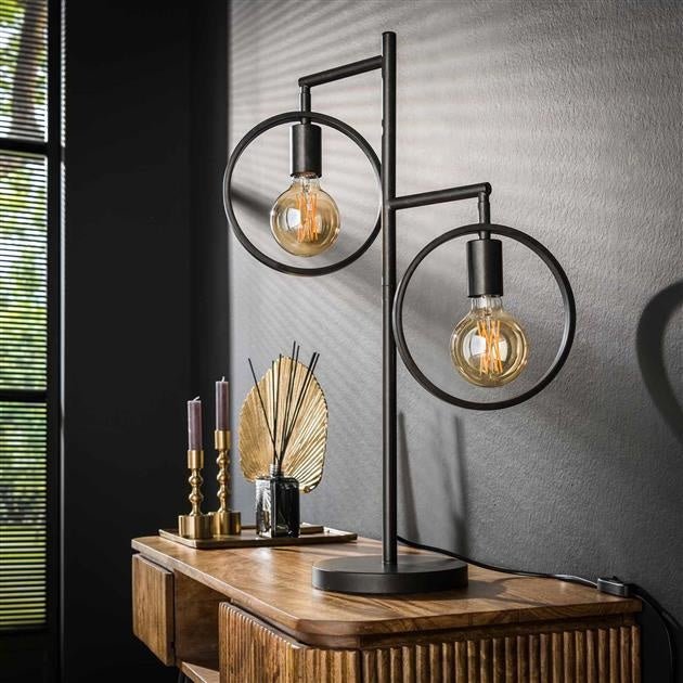Bordlampe Hennes DH Interiør Charcoal LxBxH 61x40x12 Metal Atmosfærisk foto diagonalt set forfra