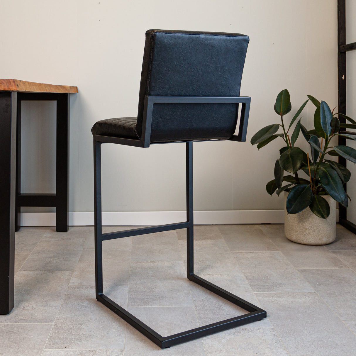 Barstol Kuba Dimehouse Sort LxBxH 93x58x53 Kunstlæder Atmosfærisk foto diagonalt set bagfra