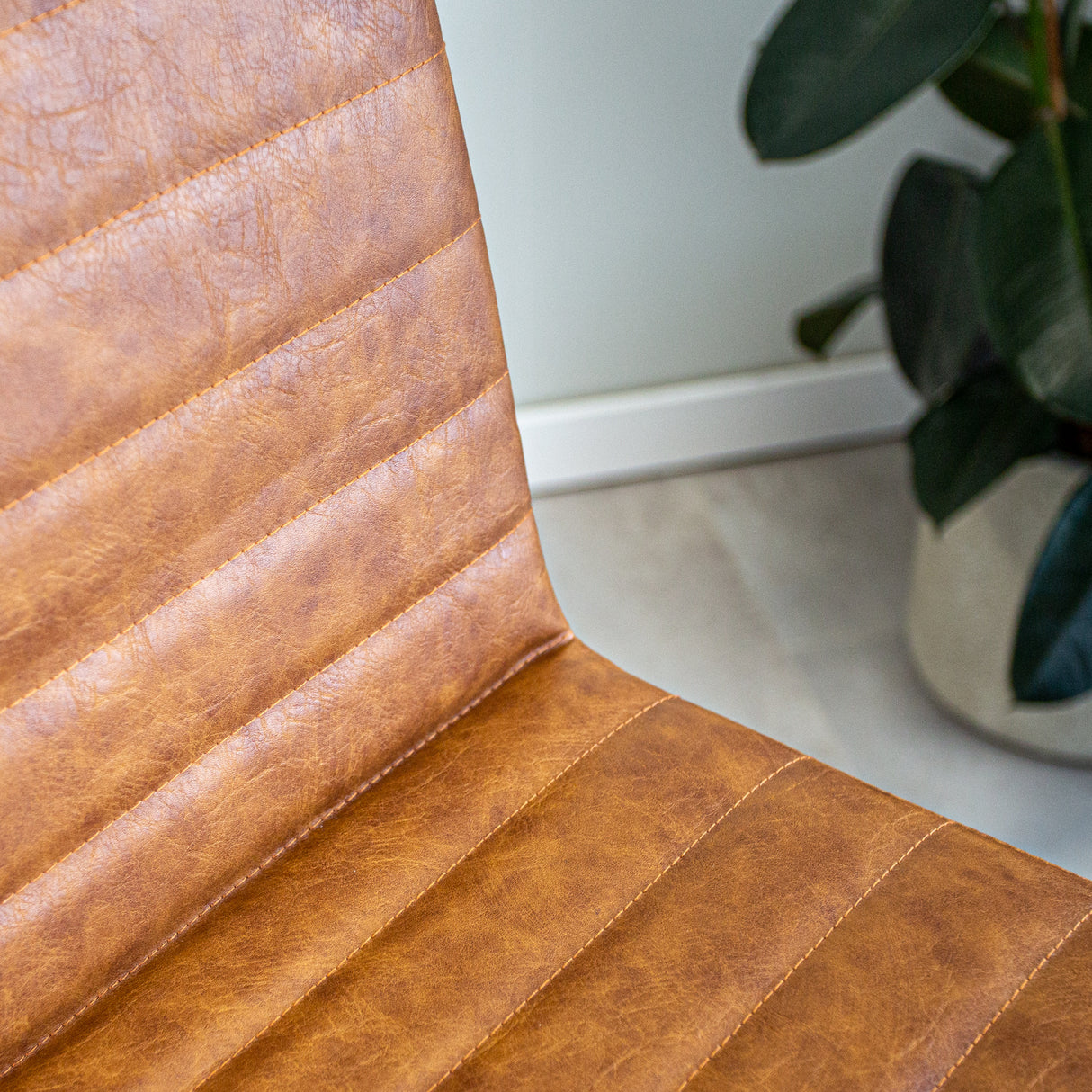 Barstol Kuba Dimehouse Cognac LxBxH 72x69x54 Kunstlæder Atmosfærisk fotodetalje