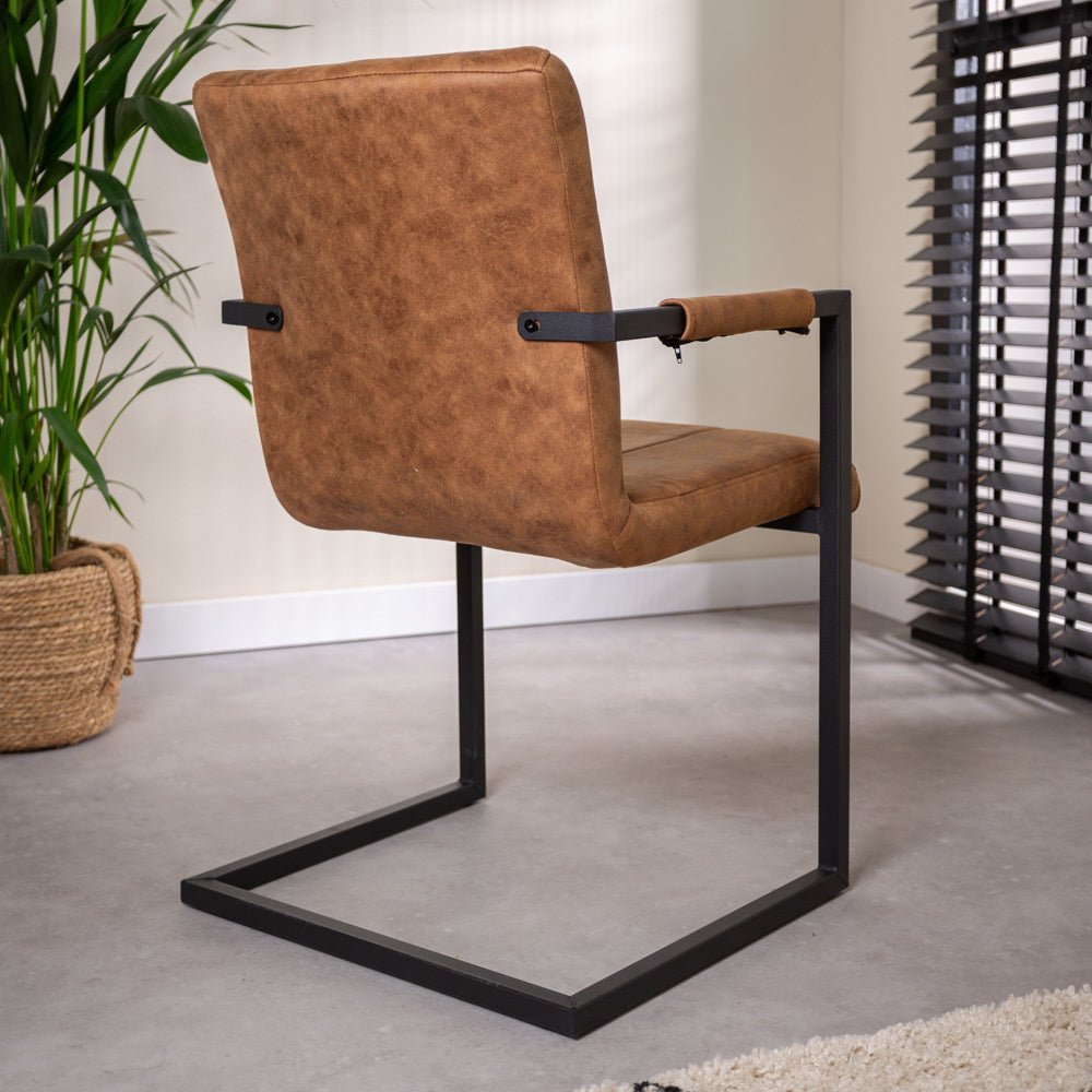 Spisestuestol Jackson Dimehouse Cognac LxBxH 71x58x54 Stof Atmosfærisk foto diagonalt set bagfra