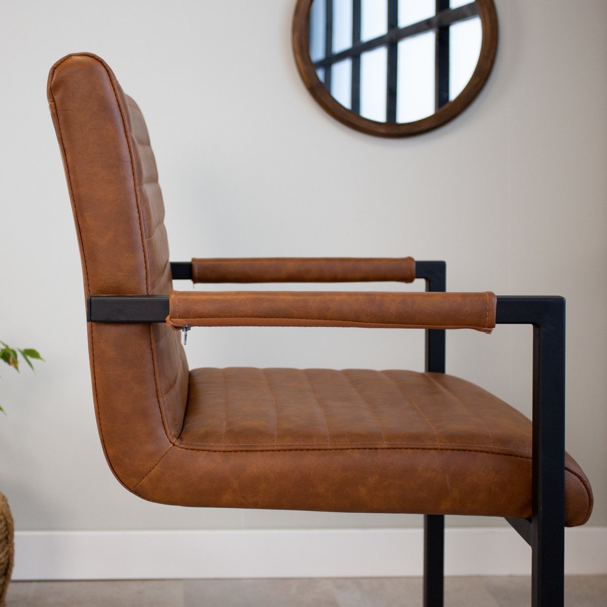 Spisestuestol Kuba Dimehouse Cognac LxBxH 71x59x58 Kunstlæder Atmosfærisk foto fra siden