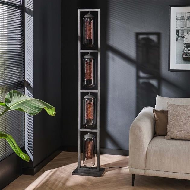 Gulvlampe Hilda DH Interiør Sort LxBxH 190x41x29 Metal Atmosfærisk foto diagonalt set forfra