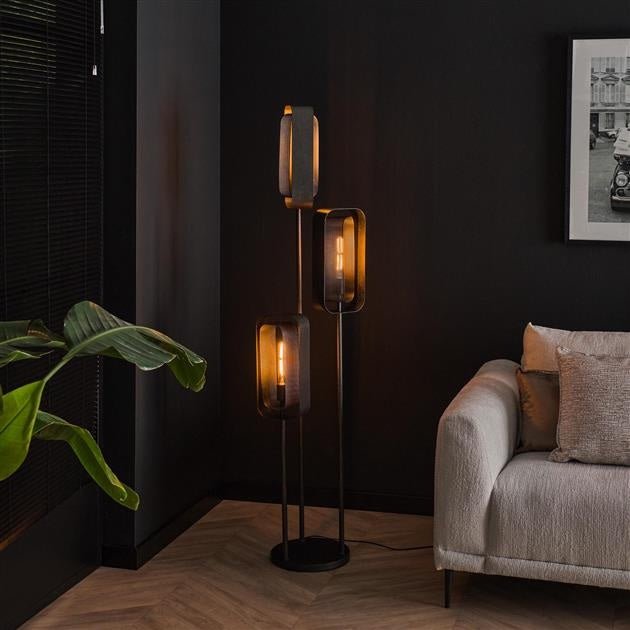 Gulvlampe Jeff DH Interiør Sort Metal Atmosfærisk foto diagonalt set forfra