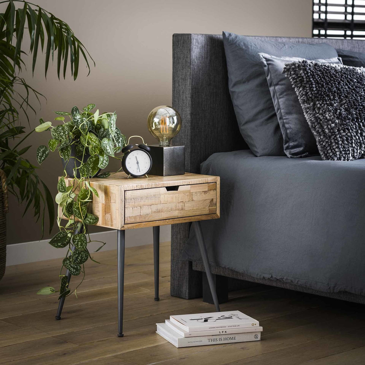 Sengebord Cloë DH Interiør Vejret LxBxH 50x40x19 Teak Atmosfærisk foto diagonalt set forfra