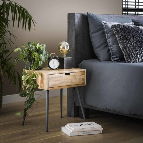 Sengebord Cloë DH Interiør Vejret LxBxH 50x40x19 Teak Atmosfærisk foto diagonalt set forfra