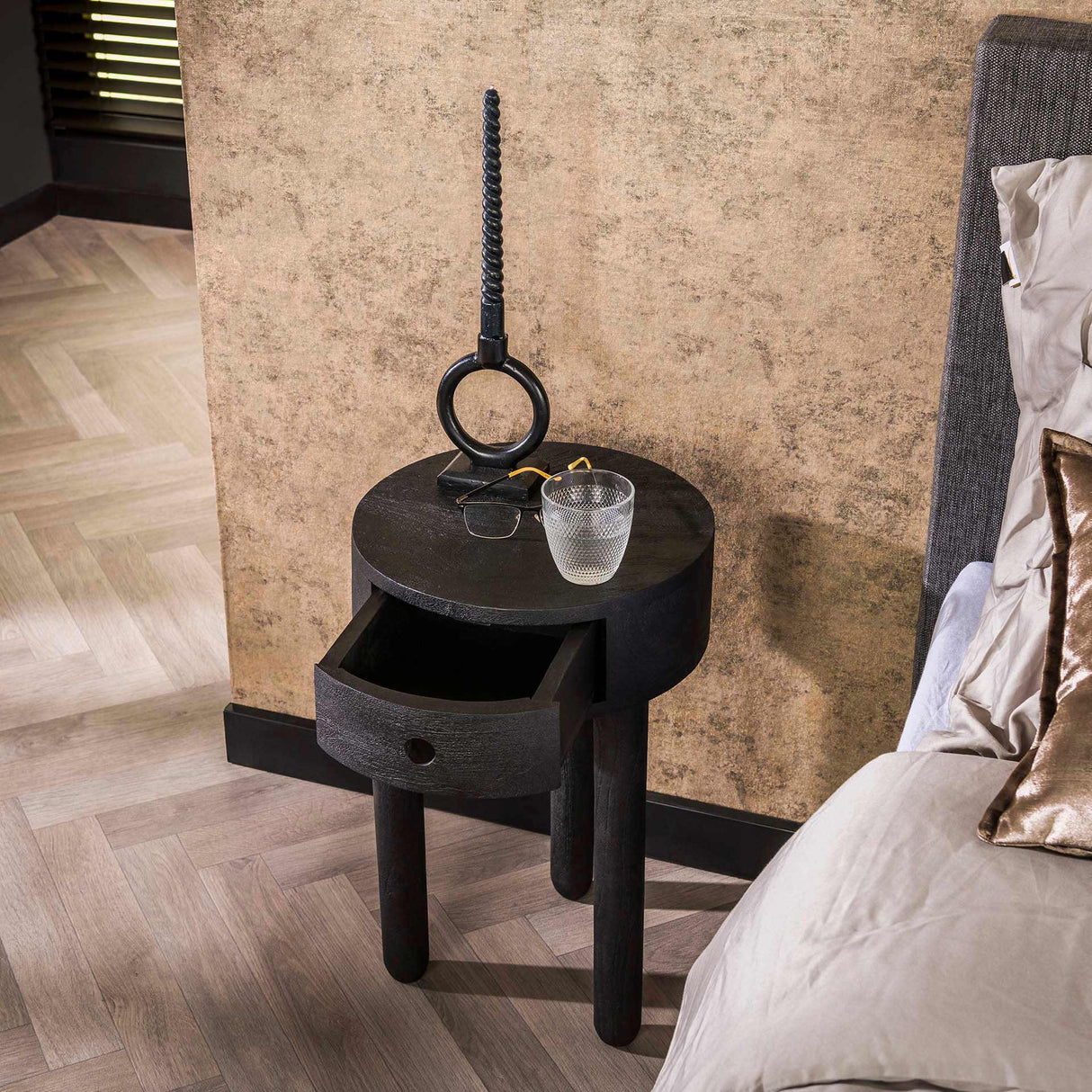 Rundt Davey Sengebord Sort Acacia Wood 1 skuffe