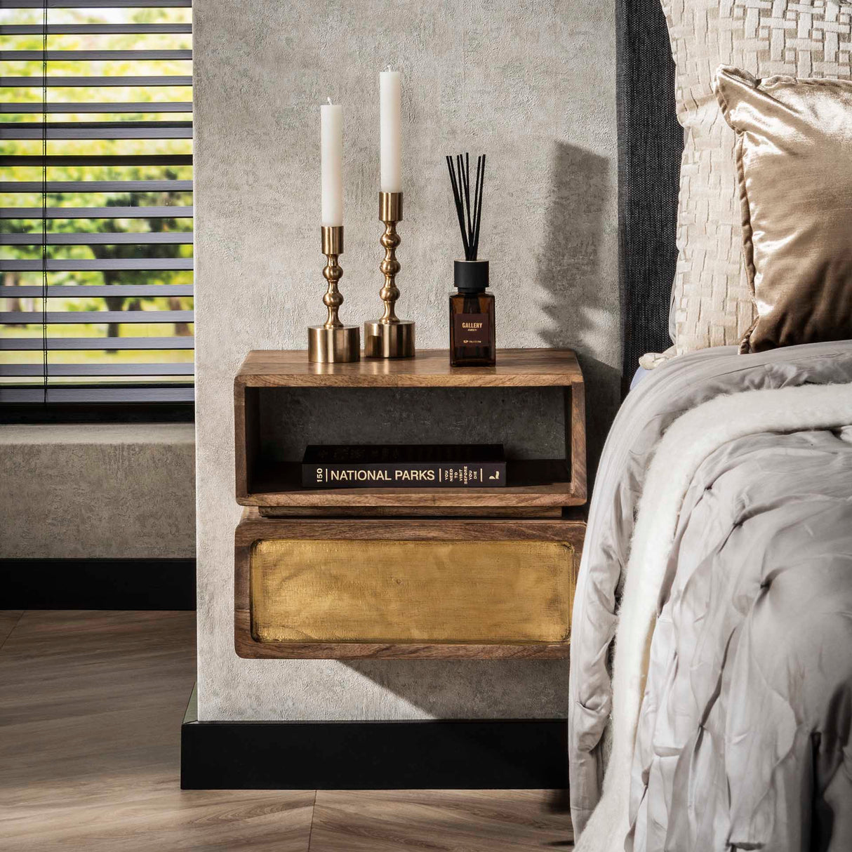 Solano Natbord 1 skuffe Mangohout Sand med messingknap 