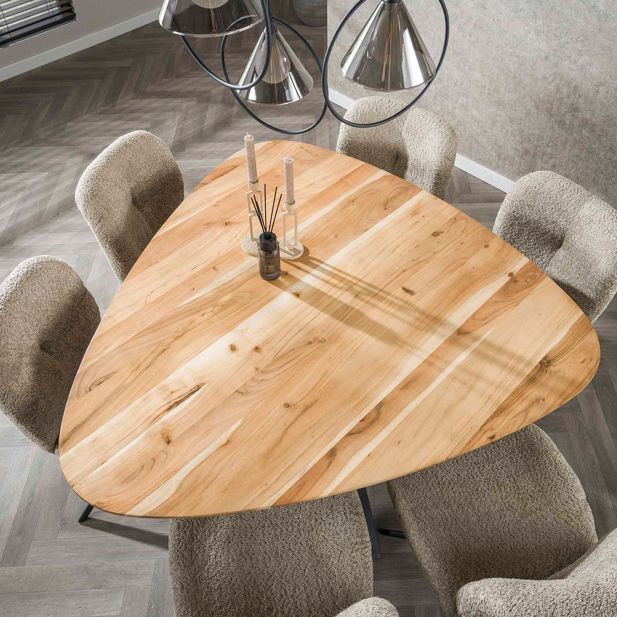 Driehoekige eettafel van massief acaciahout 135 cm