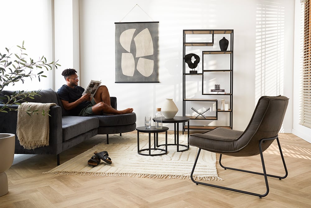 Sofa Bella Dimehouse Antracit LxBxH 138x98x55 Stof Atmosfærisk foto i situationen
