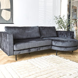 Sofa Bella Dimehouse Antracit LxBxH 138x98x55 Stof Atmosfærisk foto diagonalt set forfra