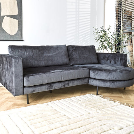Sofa Bella Dimehouse Antracit LxBxH 138x98x55 Stof Atmosfærisk foto diagonalt set forfra