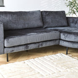 Sofa Bella Dimehouse Antracit LxBxH 138x98x55 Stof Atmosfærisk fotodetalje