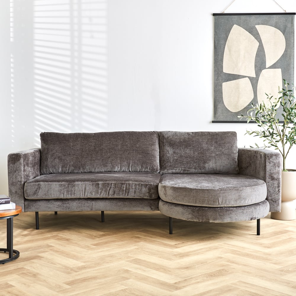 Sofa Bella Dimehouse Grå LxBxH 138x98x55 Stof Atmosfærisk foto i situation