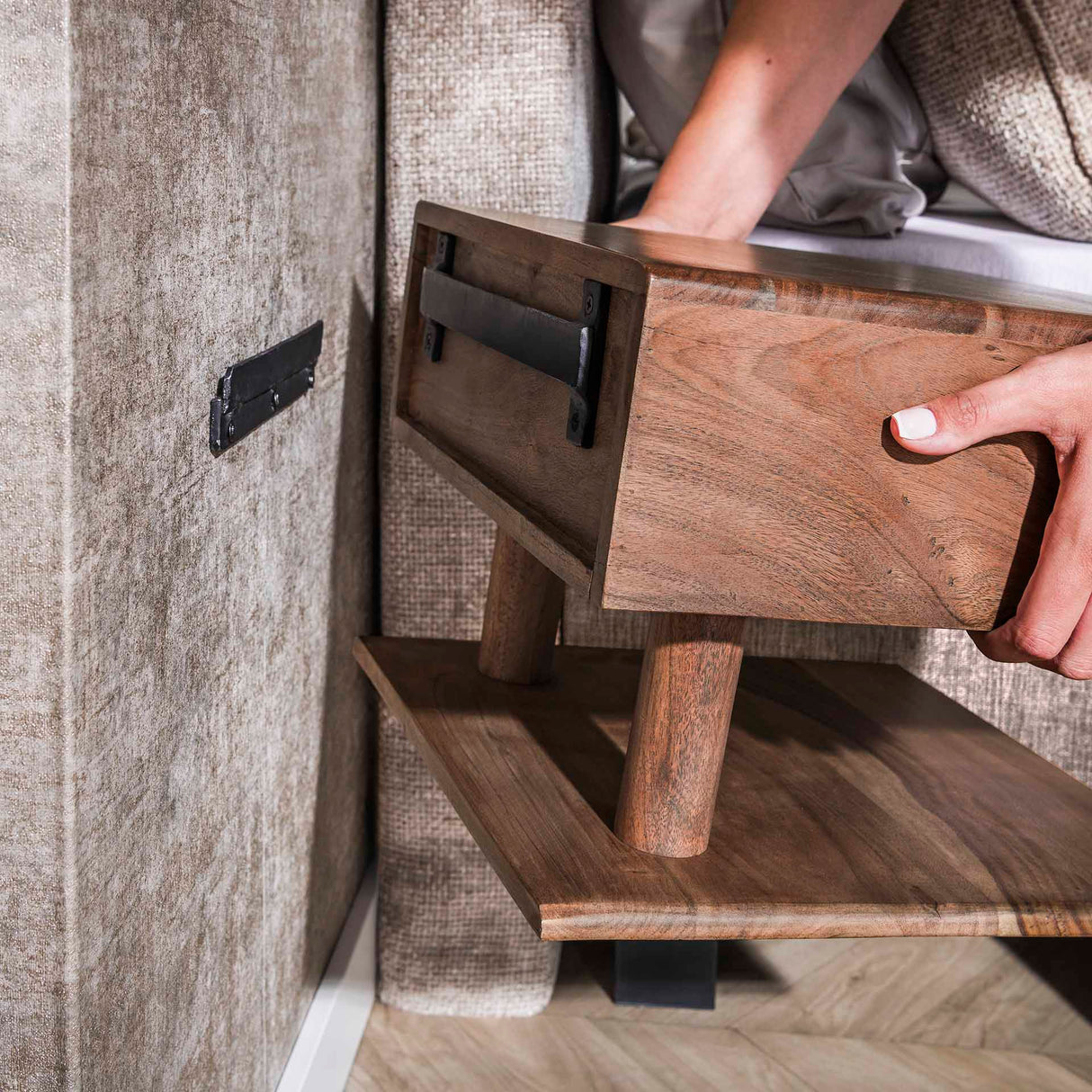 Flydende natbord Akacie Drift Brown – 1 skuffe 35 cm 