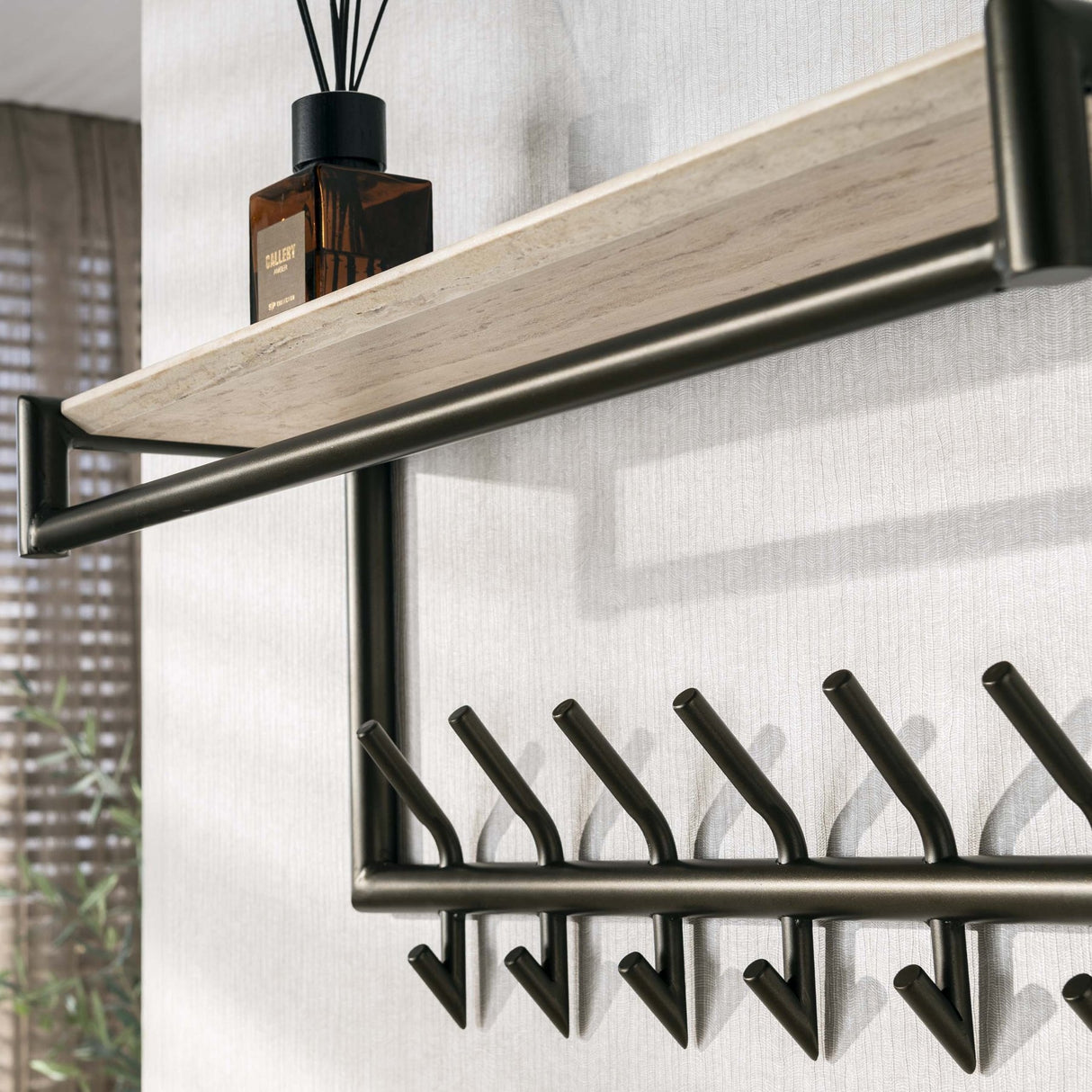 Krogstang Aria og huehylde 2x7 kroge melamin travertin 