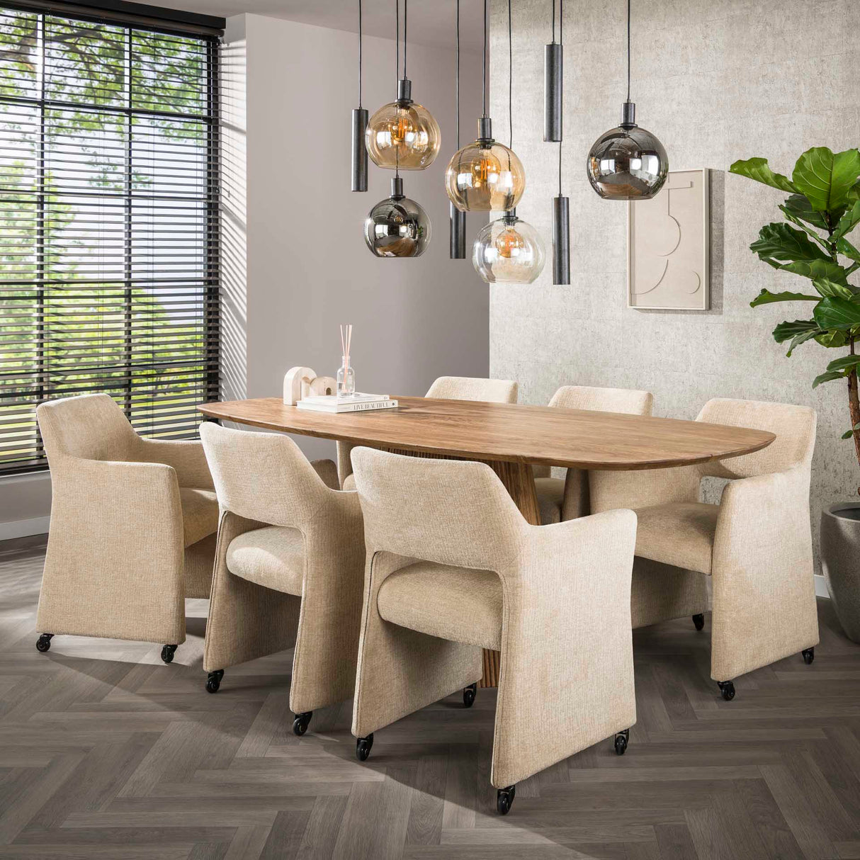 Sæt med 2 spisestolene Jaroq sand på hjul 