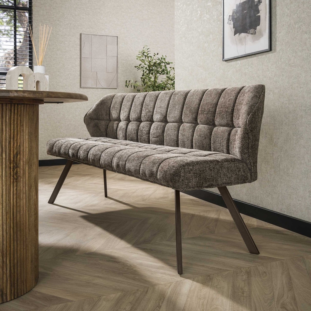 Spisestue sofa gitter taupe brun chenille