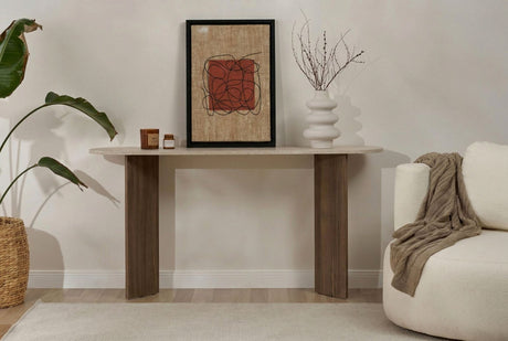 Moderne ovalt sidebord med top i travertinlook og melaminbund i valnød. Stilfuldt minimalistisk design.