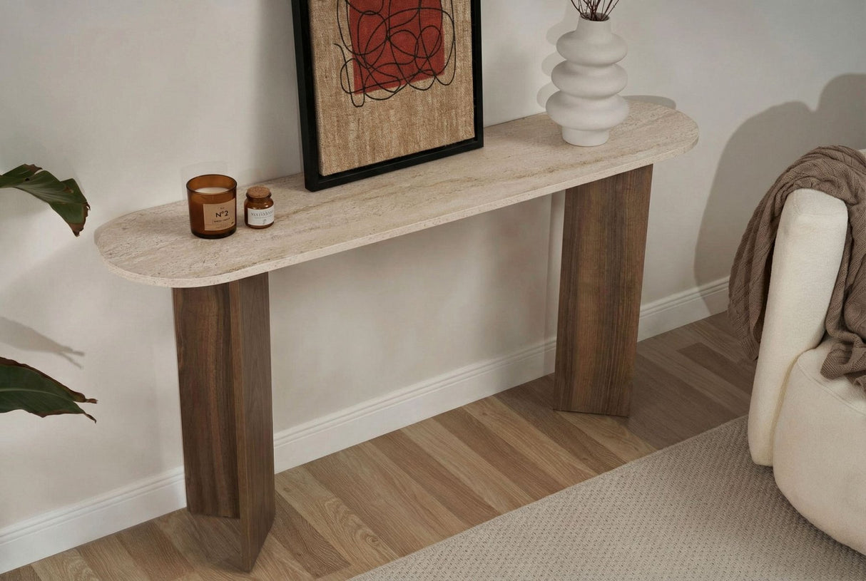 Moderne ovalt sidebord med top i travertinlook og melaminbund i valnød. Stilfuldt minimalistisk design.