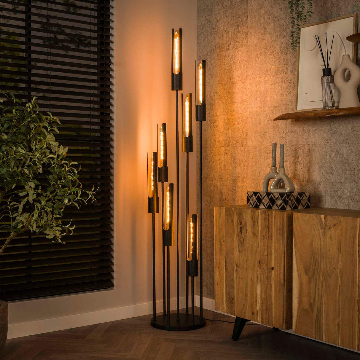 Gulvlampe Judy 7-lys trinvis sort 