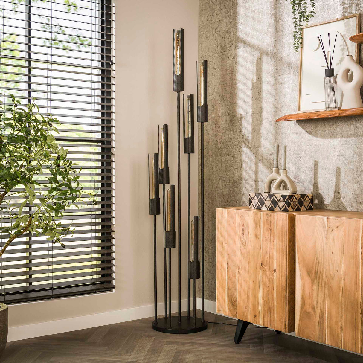 Gulvlampe Judy 7-lys trinvis sort 