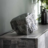 Bordlampe Rocks DH Interiør Forkromet LxBxH 44x34x34 Glas Atmosfærisk foto diagonalt set forfra