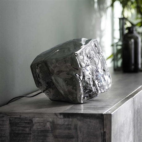 Bordlampe Rocks DH Interiør Forkromet LxBxH 44x34x34 Glas Atmosfærisk foto diagonalt set forfra