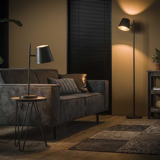 Gulvlampe Sienna DH Interiør Charcoal LxBxH 61x32x25 Metal Atmosfærisk foto diagonalt set forfra