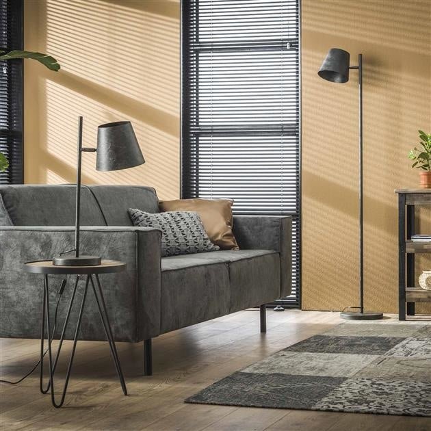 Gulvlampe Sienna DH Interiør Charcoal LxBxH 61x32x25 Metal Atmosfærisk foto diagonalt set forfra
