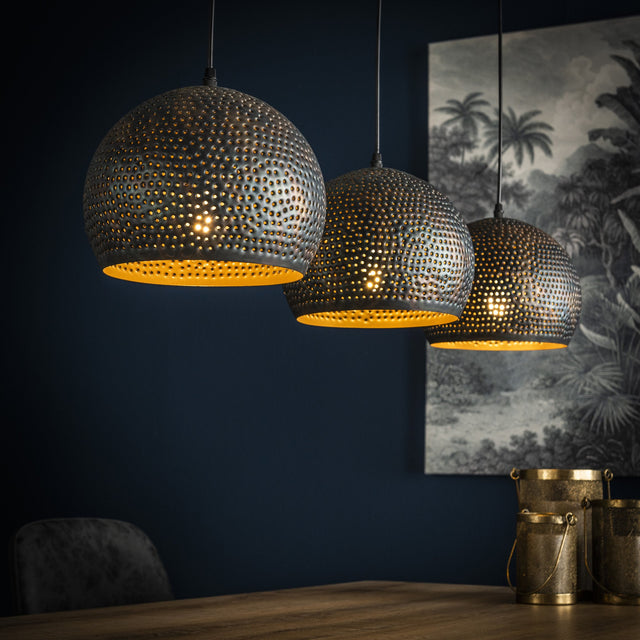 Hængelampe Aya 3 Sphere DH Interiør Brun LxBxH 87x33x27 Sort brun Atmosfærisk foto diagonalt set forfra
